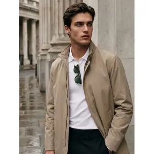 마에스트로 온프 다크베이지 하이넥 하프 트렌치코트 MAA102I3 1210498