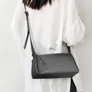 [패션] 스트랩 조절 여성 데일리용 심플 무광 미니 크로스백