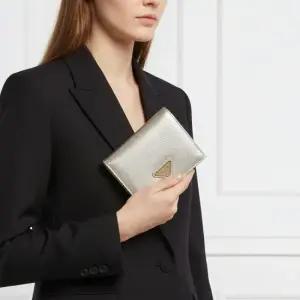 26SS 사피아노 삼각로고 반지갑 1MV204 QHH F0846)