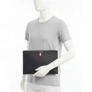 톰브라운 26SS 페블 그레인 스몰 도큐먼트 홀더 MAC019L 00198 001 373246