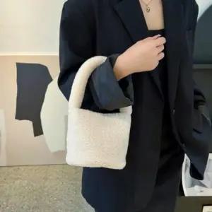 뽀글이 미니 복조리 토트백 4컬러 여성용 겨울 가방 퍼가방 귀여운 파우치백 데일리 미니백 포근한 가죽 핸