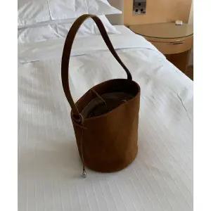 매장정품 SOMEWHEREBUTTER Suede Basket Bag - 2Color