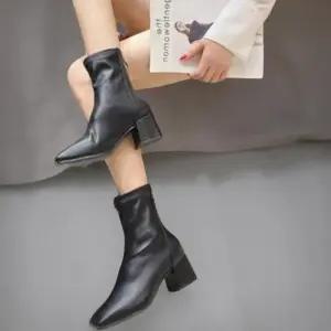 [신상오픈런]여성 클래식 미들굽 앵클 부츠 스퀘어토 스타일 (44092218)