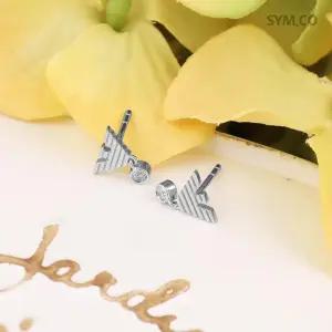 알마니 EG3581 독수리 엠블럼 스터드 이어링 스털링 실버 여자 실버 귀걸이 d