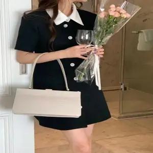 단정한 진주버튼 여자 하객룩 배색 미니원피스 카라