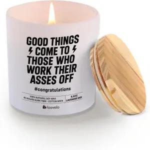 열심히 일하는 사람들에게 좋은 일이 찾아옵니다. 동료를 위한 새로운 직업 승진 선물 축하합니다. 향초 홈