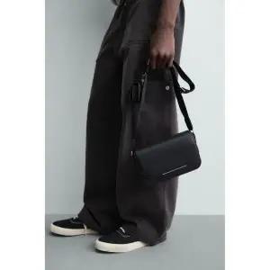 ZARA 자라 텍스처 크로스백 - 블랙 750329