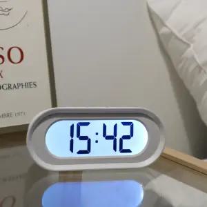 오아 모던 미니 탁상 알람 시계 led 무소음 전자 디지털 책상 무선 건전지 탁상용시계