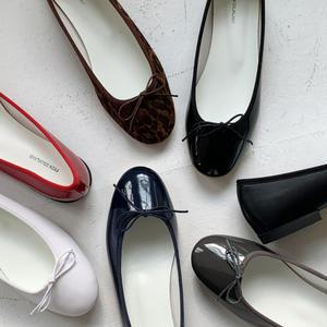 베이직 둥근코 리본플랫 유광 에나멜 플랫슈즈 1cm