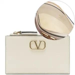 25SS 여성 브이로고 시그니처 지퍼 카드지갑 (6W2P0W17 SNP I16 25S)