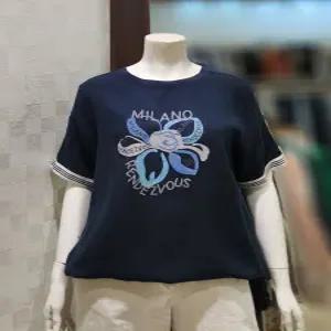 [벨라디터치] V3F2TS27 레터링 플라워 티블라우스