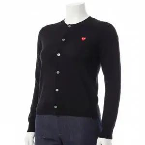 [알렉산더맥퀸]COMME DES GARCONS 생산 스몰 레드하트 와펜 가디건 AZ N053 051 1 822590