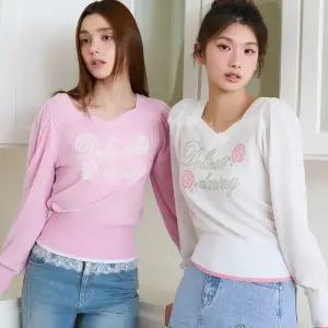 갤러리아 [BLUE LABEL] 로즈레터링 배색 하트넥 니트탑 (ES2OKL01)