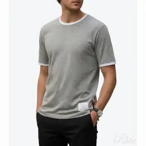 [톰브라운] 사이드 트리밍 링거 반팔티 153087702