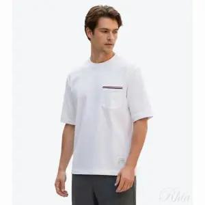 [톰브라운] 포켓 밀라노코튼 라운드 오버핏 반팔 티셔츠 153194710