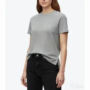 [톰브라운] 백삼선 클래식 반팔 티셔츠 그레이 FJS013A 00050 055 153194576