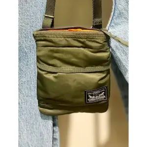 [백화점 정품] 25FW 리바이스 남녀공용 미션 베이 크로스바디 파우치 다크그린 백 005CU-0001