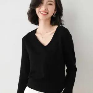 여자기본니트니트티 여자 데일리 베이직 검정 니트 티셔츠 브이넥 코디