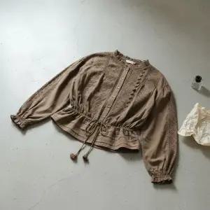 바로출고 드베로타 26SS 아사면100 아일렛 블라우스 1301434