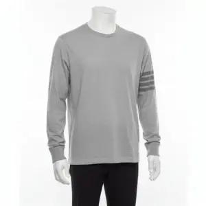 톰브라운 토널 4바 스트라이프 오버사이즈 미디움 웨이트 져지 긴팔티 MJS117A 06769 055 374005