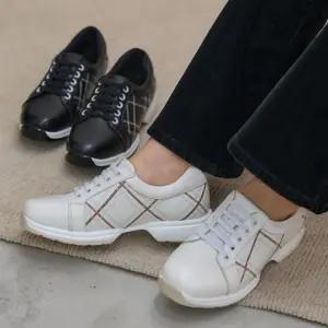 여자 데일리룩 세련된 믹스매치 캐주얼 스니커즈