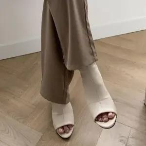 [라일리] Rly 오픈토 절개라인 슬림핏 미들굽 베이직 토오픈힐