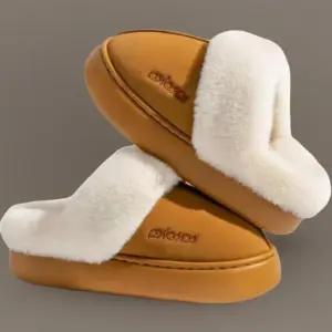 [신상오픈런]여성 미니멀 로고 슬리퍼 통굽 퍼 디자인 (44092296)