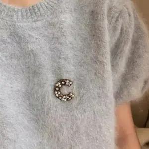 [신상오픈런]여성 앤틱 문자 꽃 진주 큐빅 핀 (44092283)