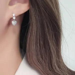[신상오픈런]여성용 큐빅볼 하트 볼륨 귀걸이 (44092184)