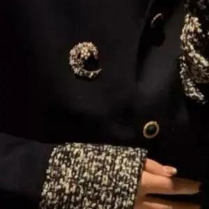 [신상오픈런]여성 앤틱 레터링 꽃 진주 큐빅 브로치 (44092282)