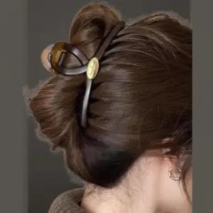 [신상오픈런]여성 레터링 장식 프리미엄 헤어 집게핀 (44092266)