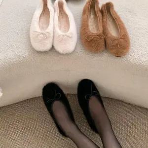 [신상오픈런]여성 겨울 시즌 발레리나 리본 퍼 플랫 슈즈 (44092259)