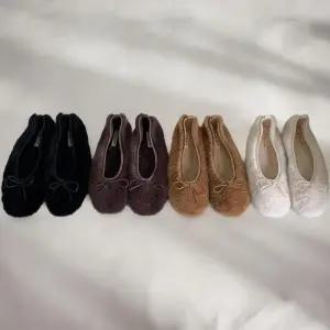 [신상오픈런]여성 겨울 시즌 리본 장식 퍼 플랫 슈즈 (44092257)