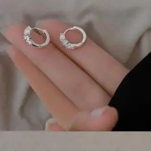 [신상오픈런]여성용 럭셔리 스톤 장식 하프 원형 귀걸이 (44092187)