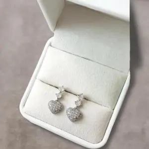 [신상오픈런]여성용 하트 큐빅볼 귀걸이 통통 볼륨 스위티 (44092183)