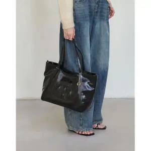 매장정품 HAZZYS 헤지스 WOMEN ACC [H20크링클] 시그니처 H 블랙 와이드 쇼퍼백 L (롱스트랩SET) (유광) HI