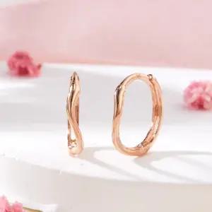 18K 볼륨 물결 웨이브 원터치 링귀걸이 한쌍 MNE42443