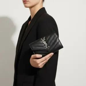 블랙 카산드라 마테라쎄 엔벨롭 지갑 414404 BOW02 1000