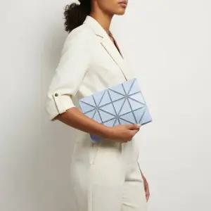 바오바오 25FW 라이트블루 블루 투톤 매트 지갑 BB58 AG751 77