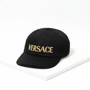 [베르사체]VERSACE EMBROIDERED LOGO BASEBALL CAP 1012693 1A08103 2B150 로고 자수 볼캡 854970