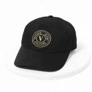 [베르사체]VERSACE V-EMBLEM BASEBALL CAP 77GAZK26 ZG205 G89 V-엠블럼 베이스볼 캡 854598