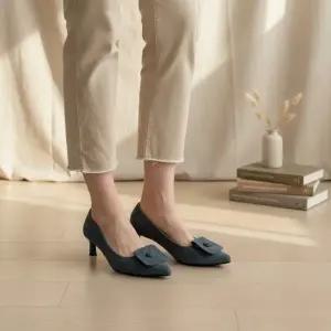 [다잇템] 여성 골져스 토 포인티드 중간힐 스퀘어버클 펌프스