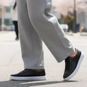 남자 데일리룩 세련된 캐주얼 스니커즈