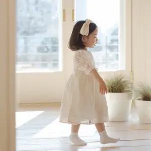 꽃잎이 흩날리는 나무 아래 눈부신 너 - 아기 여름원피스