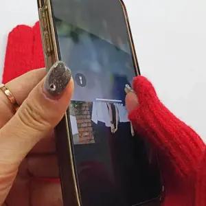 손가락 스마트폰 터치 골지 니트장갑 빨강 구멍 스마트폰