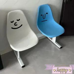 버스정류장의자 웨이팅 대기 카페 두 8 의자 플라스틱 미소를 머금고 스마일 있다 개에 싱글