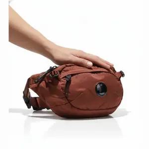 CP컴퍼니 Nylon B Crossbody Pack (18CMAC112A 005269G 598) (나일론 크로스바디 팩)