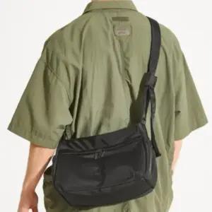 [옷자락]남녀 공용 일상 여행 필수 아이템 실용적인 메신저백