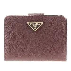 트라이앵귤러 메탈 로고 플라크 사피아노 지갑 1ML018QHH F0007 BORDEAUX