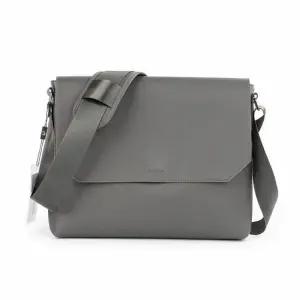 캐주얼 댄디한 스타일의 베이직 숄더 크로스백 맨스백 출퇴근가방 가죽가방 남자크로스백